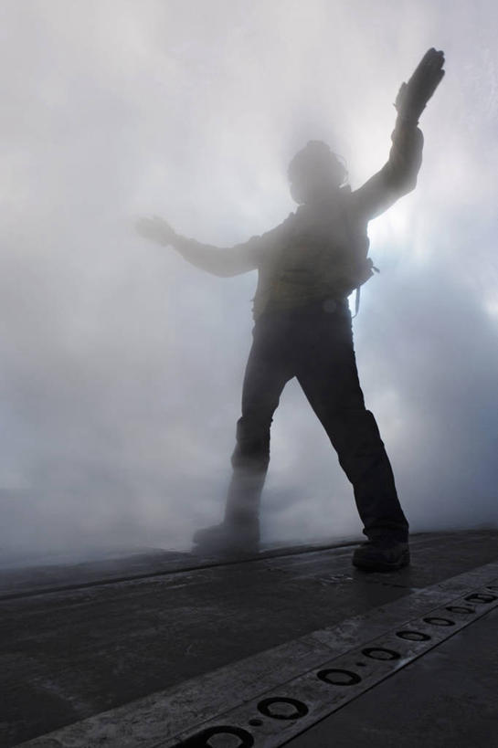 成年人,一个人,水手,竖图,室外,白天,仅一个男性,朦胧,模糊,军事,蒸汽,挥手,烟,幻想,摄影,怪异,太平洋,海军,剪影,航空母舰,座舱,斯坦尼斯号航空母舰,男人,彩图,美国海军