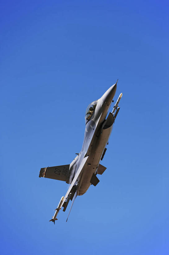 飞行员,银行,竖图,室外,白天,安全,飞机,美国,军事,圆锥,飞,一个,力量,战争,摄影,空军,单个,飞行器,战斗机,打斗,进攻,军用机,座舱,科罗拉多州,F-16战隼战斗机,蝰蛇,技能,彩图