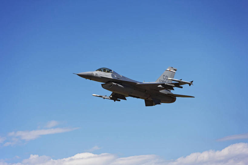 飞行员,银行,横图,室外,白天,安全,飞机,美国,军事,圆锥,飞,一个,力量,战争,摄影,空军,单个,飞行器,战斗机,打斗,进攻,军用机,座舱,科罗拉多州,F-16战隼战斗机,蝰蛇,技能,彩图