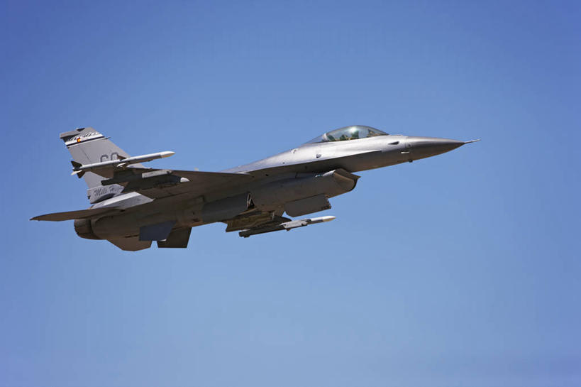 飞行员,银行,横图,室外,白天,安全,飞机,美国,军事,圆锥,飞,一个,力量,战争,摄影,空军,单个,飞行器,战斗机,打斗,进攻,军用机,座舱,科罗拉多州,F-16战隼战斗机,蝰蛇,技能,彩图