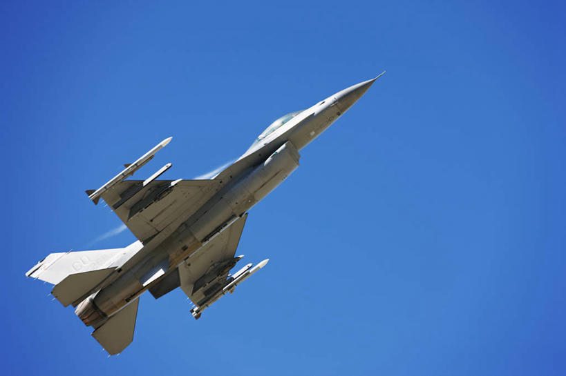 无人,银行,横图,室外,白天,安全,飞机,美国,军事,圆锥,飞,一个,力量,战争,摄影,空军,单个,飞行器,战斗机,打斗,进攻,军用机,座舱,科罗拉多州,F-16战隼战斗机,蝰蛇,技能,彩图