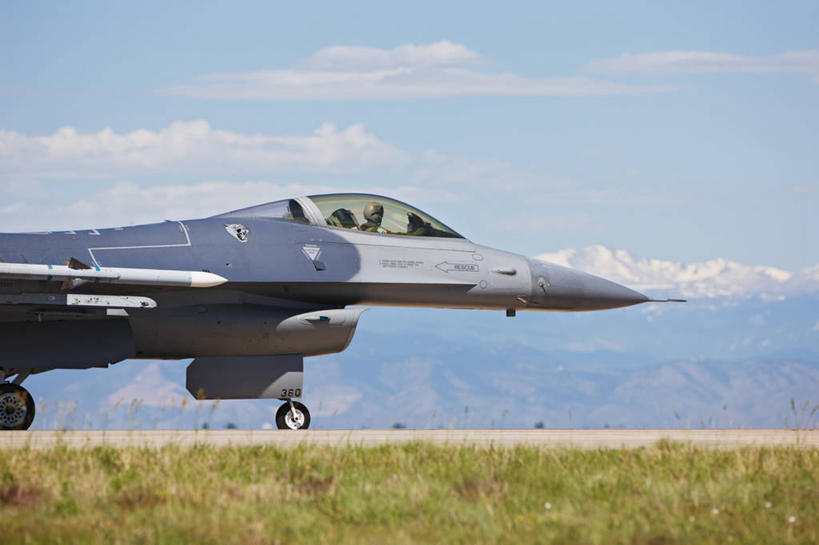 飞行员,横图,室外,白天,安全,飞机,美国,军事,圆锥,一个,力量,战争,摄影,空军,单个,飞行器,战斗机,打斗,进攻,军用机,座舱,科罗拉多州,洛矶山脉,F-16战隼战斗机,蝰蛇,技能,彩图