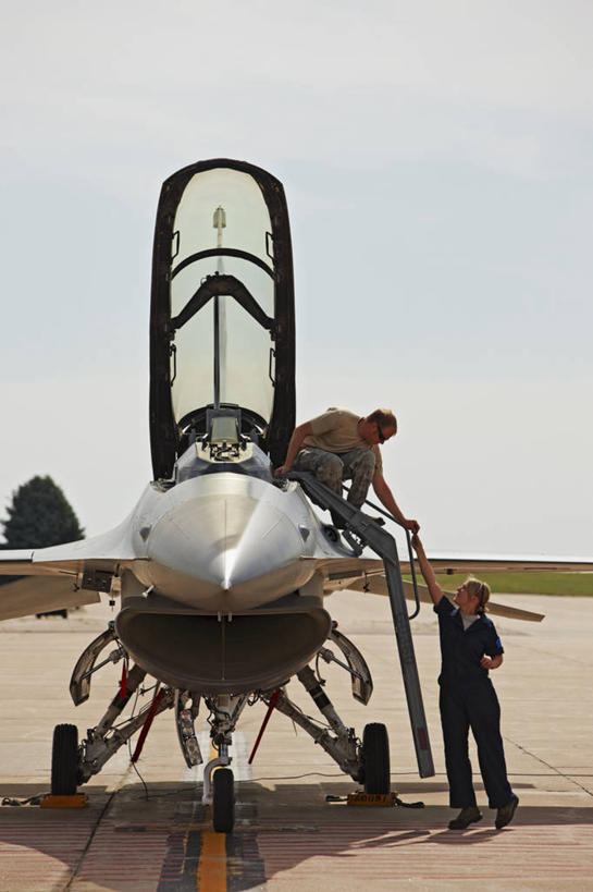 成年人,两个人,竖图,室外,白天,安全,飞机,美国,军事,圆锥,一个,力量,战争,摄影,空军,单个,面板,飞行器,战斗机,打斗,进攻,军用机,座舱,科罗拉多州,F-16战隼战斗机,蝰蛇,技能,男人,女人,技术员,彩图,飞机跑道