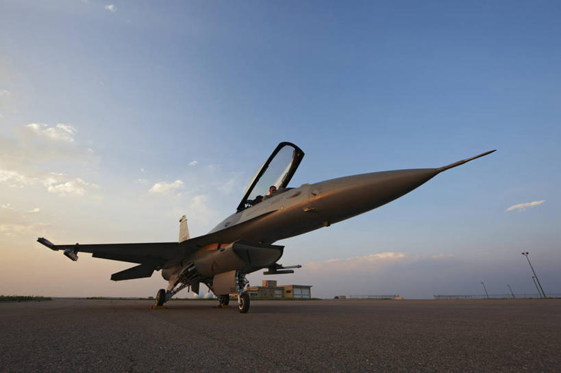 成年人,一个人,飞行员,横图,室外,白天,正面,安全,美国,仅一个男性,力量,战争,摄影,空军,准确,打斗,进攻,军用机,座舱,科罗拉多州,F-16战隼战斗机,蝰蛇,技能,男人,彩图