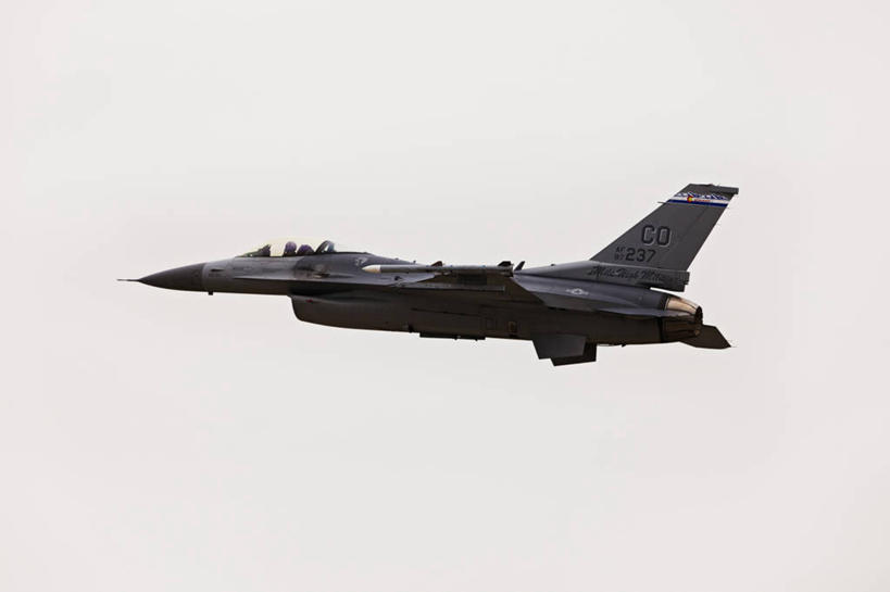 成年人,一个人,飞行员,横图,室外,白天,侧面,安全,美国,仅一个男性,朦胧,模糊,力量,战争,摄影,空军,准确,打斗,进攻,军用机,座舱,科罗拉多州,F-16战隼战斗机,蝰蛇,技能,男人,彩图