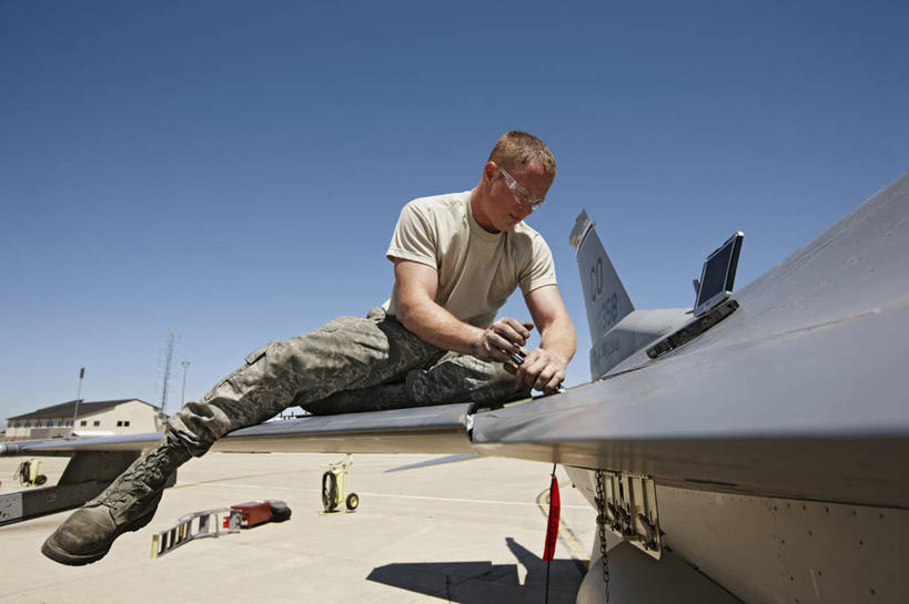 成年人,一个人,横图,室外,白天,安全,美国,仅一个男性,尾巴,力量,战争,摄影,空军,准确,打斗,进攻,军用机,科罗拉多州,F-16战隼战斗机,蝰蛇,扳钳,技能,男人,彩图