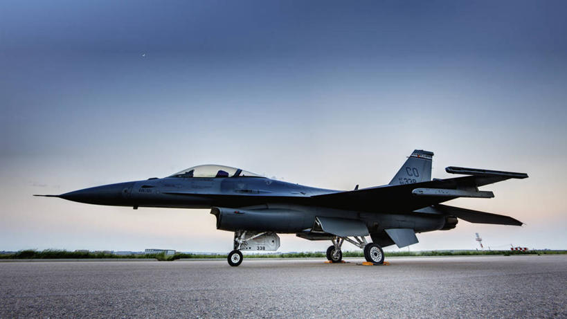 无人,横图,室外,白天,安全,飞机,美国,月亮,着陆,一个,黄昏,力量,战争,摄影,空军,单个,准确,打斗,起落架,进攻,军用机,座舱,科罗拉多州,F-16战隼战斗机,蝰蛇,技能,彩图,飞机库