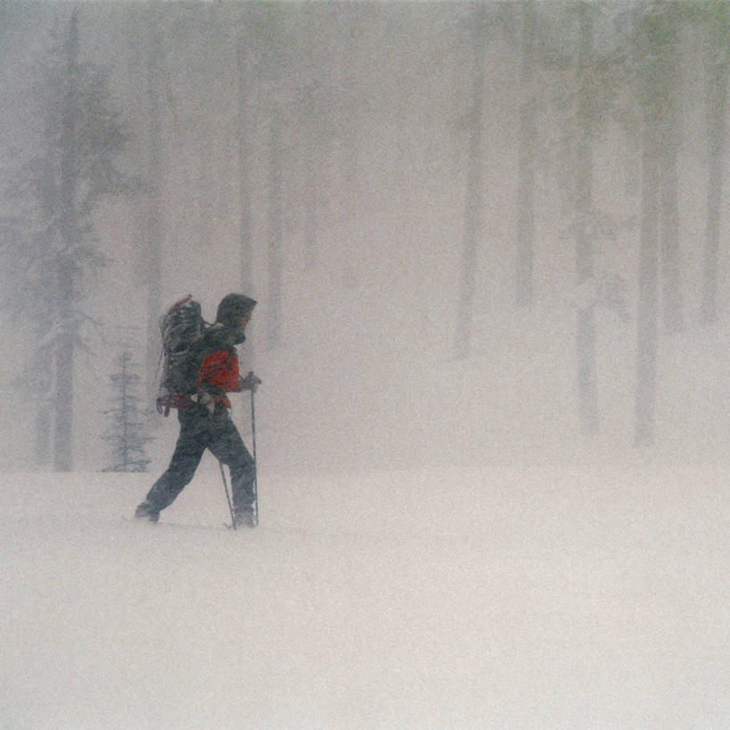 一个人,攀登,方图,室外,白天,火山,美景,雪,暴风雨,朦胧,模糊,冰,景观,天气,车,树,红色,自然,交通工具,景色,活力,力量,运输,摄影,奋斗,雪橇,加利福尼亚,自然风光,载具,打斗,雪橇车,背包客,卡斯基德山脉,茄克,技能,滑雪运动,冒险,爬山,彩图,越野滑雪,环太平洋火山带