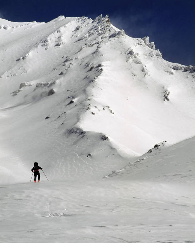 一个人,攀登,竖图,室外,白天,旅游,度假,探险,旅途,美景,雪,风,美国,冰,景观,娱乐,车,蓝色,白色,自然,交通工具,享受,休闲,景色,放松,摄影,奋斗,上升,雪橇,北美,击败,加利福尼亚,自然风光,载具,打斗,雪橇车,比例,卡斯基德山脉,滑雪运动,冒险,步行,爬山,彩图,旅行,环太平洋火山带