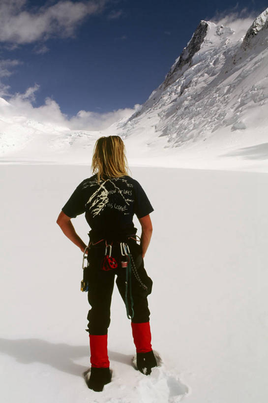 一个人,站,竖图,室外,白天,衬衫,探险,自由,成功,美景,雪,美国,加拿大,冰,景观,云,天气,宏伟,靴子,蓝色,天空,自然,看,景色,力量,凝视,摄影,宁静,北美,北美洲,恐怖,成就,天堂,自然风光,美洲,迷路,冰河,生存,阿拉斯加,阿拉斯加州,北亚美利加洲,亚美利加洲,勇气,最后的边疆,午夜阳光之地,育空地区,卑诗省,不列颠哥伦比亚,不列颠哥伦比亚省,灵性,地质学,自然地理,冒险,岩石,彩图,旅行,卑斯省,美利坚合众国,忍耐力,圣埃利亚斯山脉,冰隙