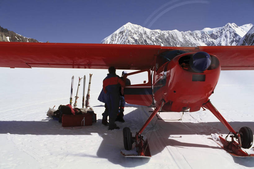 两个人,攀登,横图,室外,白天,通讯,自由,雪,飞机,美国,加拿大,准备,冰,螺旋桨,旋转,车,红色,天空,交通工具,职业,运输,摄影,巨大,庞大,滑雪杖,雪橇,北美,北美洲,货运,载具,努力,美洲,雪橇车,冰河,阿拉斯加,阿拉斯加州,北亚美利加洲,亚美利加洲,最后的边疆,午夜阳光之地,育空地区,卑诗省,不列颠哥伦比亚,不列颠哥伦比亚省,宏大,硕大,伟大,冒险,跨栏,日常用品,爬山,彩图,旅行,卑斯省,美利坚合众国,圣埃利亚斯山脉