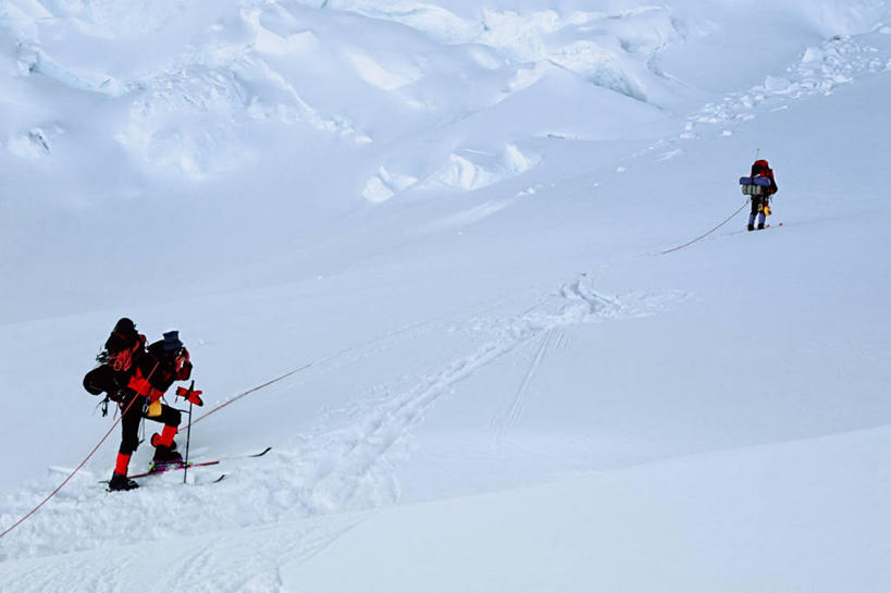 两个人,攀登,横图,室外,白天,旅游,度假,成功,团队,美景,雪,加拿大,冰,景观,冬天,娱乐,自然,绳子,享受,休闲,景色,放松,力量,摄影,奋斗,上升,北美,自然风光,打斗,痛苦,冰河,背包客,育空地区,技能,想法,滑雪运动,冒险,危险,信任,爬山,彩图,冰隙