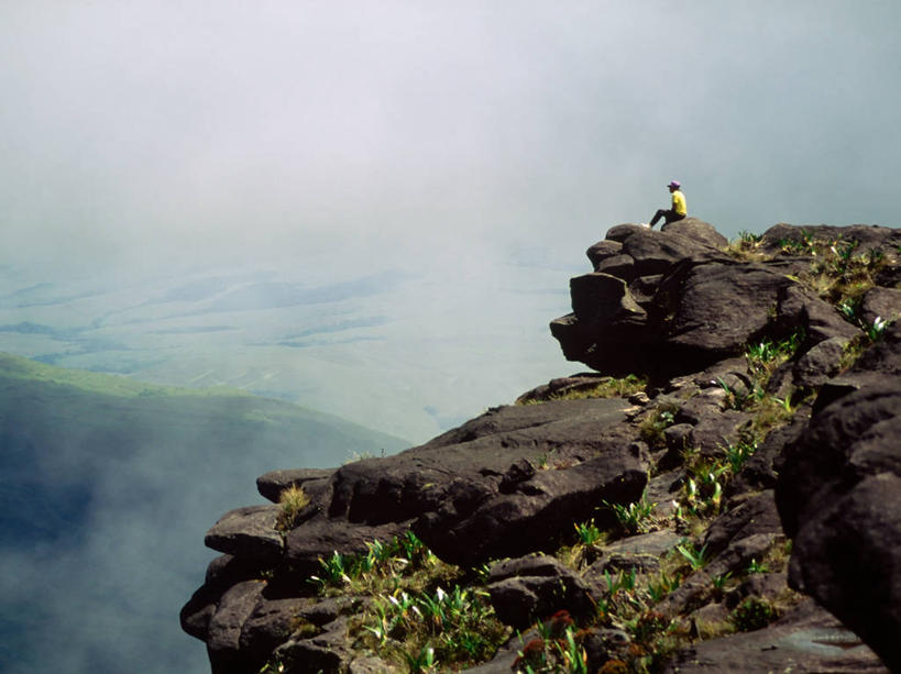 一个人,坐,横图,室外,白天,旅游,度假,美景,瀑布,雨,暴风雨,雾,亚马逊河,委内瑞拉,圭亚那,仅一个男性,房屋,墙,高原,景观,云,天气,娱乐,树,蓝色,绿色,天空,自然,看,享受,休息,休闲,景色,南美,放松,摄影,宁静,自然风光,迷路,挑战,纯净,地质学,沙岩,自然地理,冒险,彩图,罗赖马山,雨林,卡奈依马国家公园