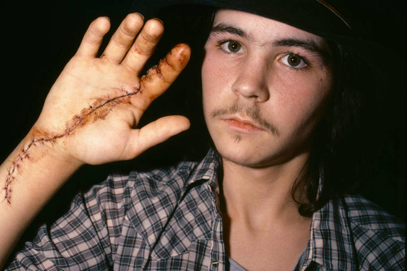 西方人,少年,一个人,横图,室内,欧洲,美国,欧洲人,仅一个男性,仅一个人,仅一个年轻男性,摄影,伤口,痛苦,肖像,德克萨斯,惊骇,男人,男性,年轻男性,白种人,彩图,缝线