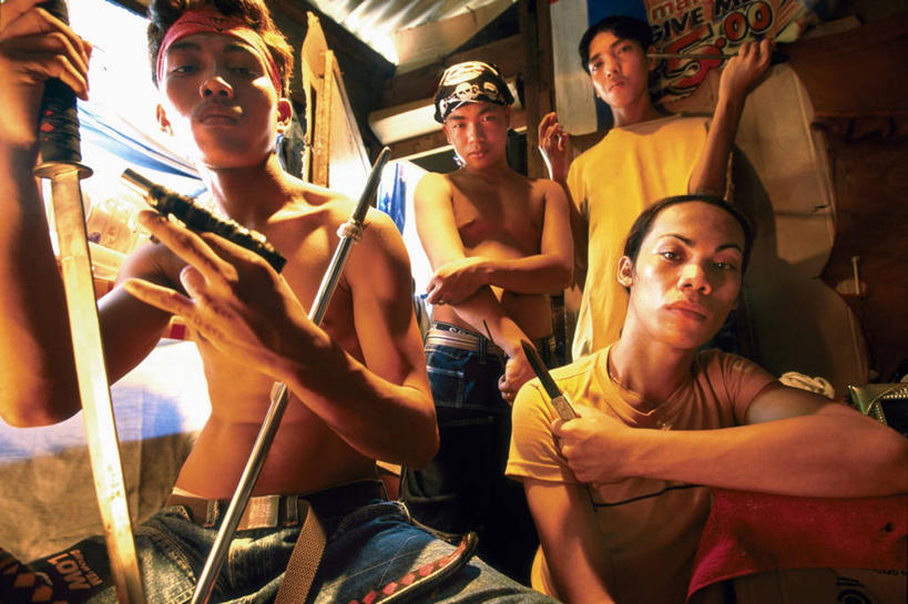 一个人,横图,室内,菲律宾,仅一个男性,仅一个人,枪支,首都,仅一个年轻男性,刀,武器,摄影,暴力,肖像,弯刀,马尼拉,贫民窟,男人,男性,年轻男性,彩图,菲律宾人,帮派