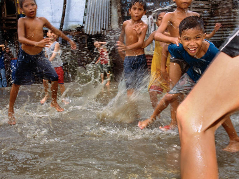 儿童,横图,纯洁,水,菲律宾,首都,可爱,童年,童趣,摄影,贫穷,肖像,童真,烂漫,无邪,马尼拉,贫民窟,天真,男孩,彩图,水灾,菲律宾人