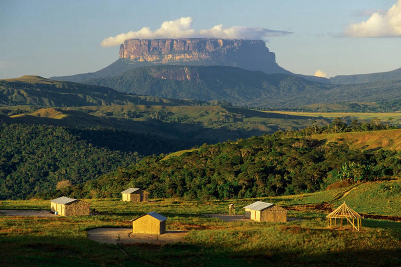 无人,横图,室外,白天,旅游,度假,建筑业,美景,日落,亚马逊河,委内瑞拉,圭亚那,木制,砖,房屋,屋顶,高原,景观,乡村,云,天气,娱乐,树,蓝色,绿色,天空,自然,享受,休闲,景色,南美,放松,摄影,宁静,简单,自然风光,迷路,反差,纯净,地质学,沙岩,自然地理,冒险,彩图,雨林,建筑结构,卡奈依马国家公园