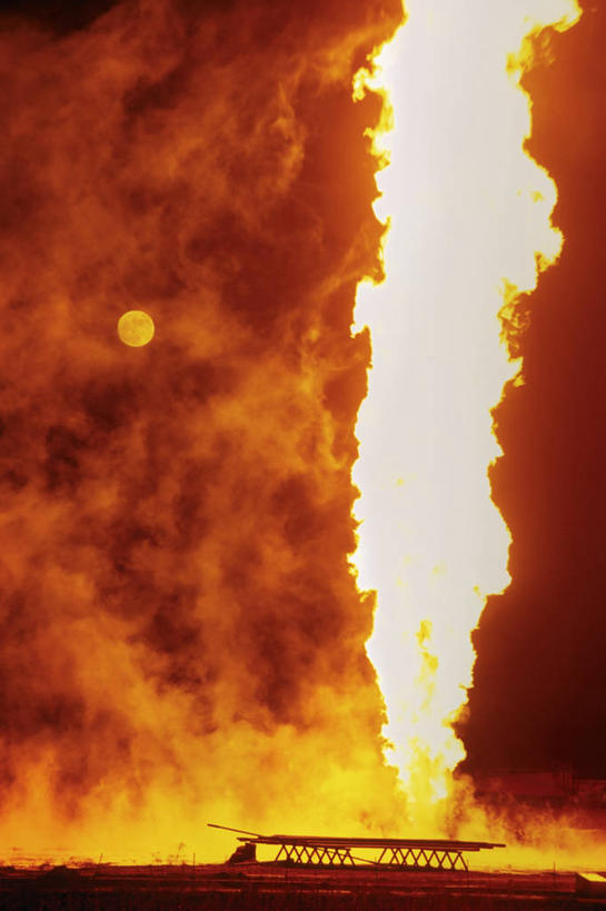 无人,竖图,室外,白天,夜晚,雾,全球变暖,火,生气,月亮,满月,漩涡,黄色,橙色,烟,愤怒,摄影,天然气,宁静,恼怒,污染,旋涡,石油工业,愤慨,点火,怒气,气愤,发怒,怒火,加利福尼亚,噪声,情绪,脾气,算命,忿怒,怨恨,强烈,化石燃料,气忿,愤恨,地质学,肝火,激动,危险,彩图