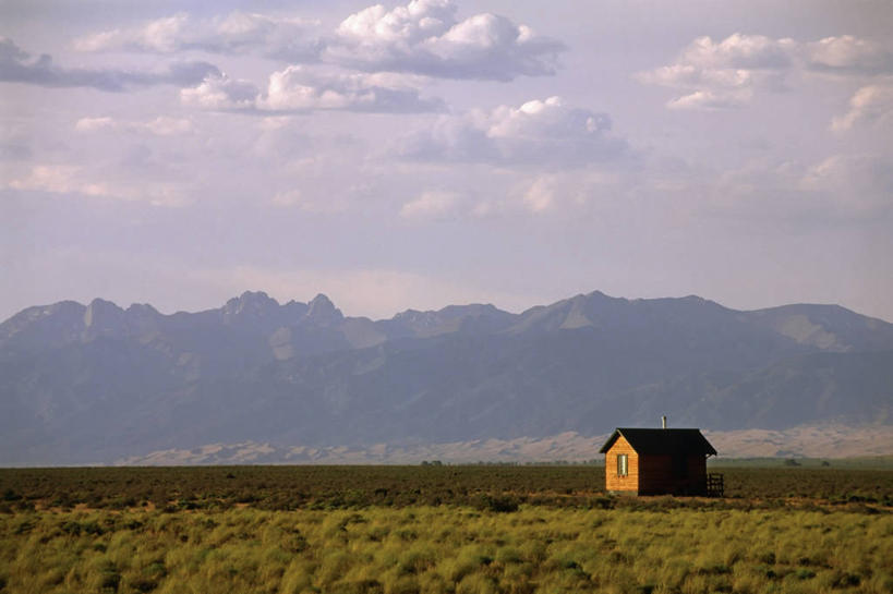 无人,横图,旅游,度假,寂寞,美景,窗户,屋顶,地平线,景观,云,辽阔,地面,古典,宏伟,娱乐,草,一个,自然,平原,享受,休闲,广阔,景色,放松,摄影,单个,保护,一望无际,住房,自然风光,延伸,生存,比例,科罗拉多州,洛矶山脉,天地相交,大沙丘国家公园,无边无际,一马平川,彩图,小木屋