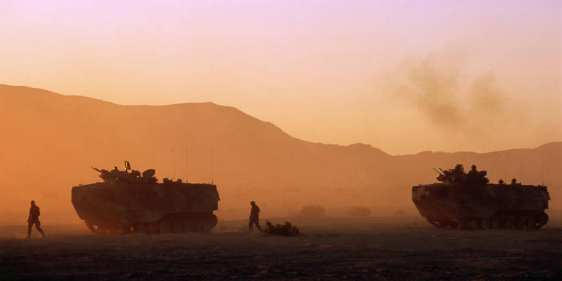 两个人,横图,全景,室外,白天,竞争,雾,汽车,对抗,冲突,军事,枪支,集装箱,破坏,货柜,车,两个,粉色,黄昏,箱子,交通工具,看,发动机,武器,战争,运输,摄影,机枪,指导,损坏,灰尘,挖掘,攻击,威胁,对立,矛盾,加利福尼亚,载具,兵器,剪影,防御,带领,进攻,驾车,枪械,机关枪,坦克,物流,弹夹,敌对,挫败,斗争,抗拒,抗衡,杀伤,威慑,子弹夹,危险,男人,彩图,美国海军陆战队,Mk19榴弹发射器,M240通用机枪