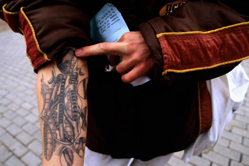 西方人,一个人,站,横图,室外,特写,正面,微生物,欧洲,俄罗斯,欧洲人,仅一个男性,仅一个人,艺术,医学,首都,纹身,仅一个年轻男性,生物,摄影,犯罪,医疗,病毒,生物学,海洛因,出示,艾滋病,莫斯科,寄生,生命体,生物病毒,艾滋病病毒,瘟疫,男人,男性,年轻男性,白种人,年轻人,彩图,反转录病毒,逆转录病毒,俄罗斯文化,社会问题