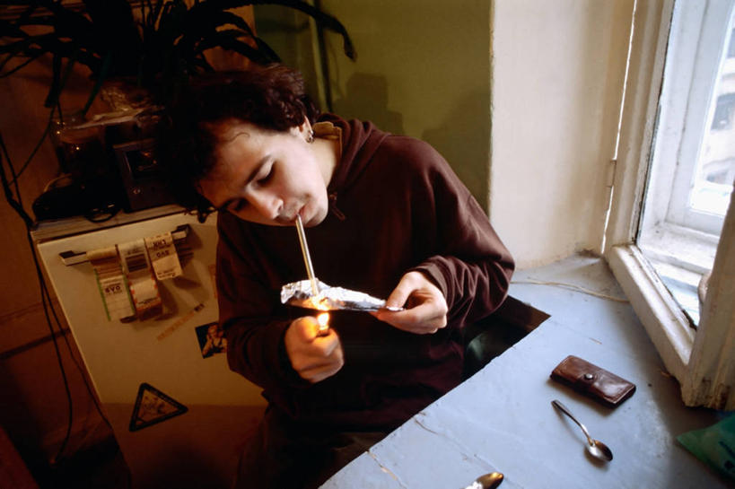 西方人,一个人,吸烟,横图,室内,欧洲,俄罗斯,欧洲人,仅一个男性,仅一个人,首都,仅一个年轻男性,点燃,打火机,摄影,犯罪,海洛因,上瘾,铝箔,莫斯科,男人,男性,年轻男性,白种人,年轻人,彩图,俄罗斯文化,社会问题