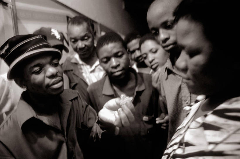 成年人,中年人,人群,横图,黑白,室内,非洲,博茨瓦纳,黑色,摄影,保护,抗议,安全套,艾滋病,艾滋病病毒,男人,中年男性,社会问题