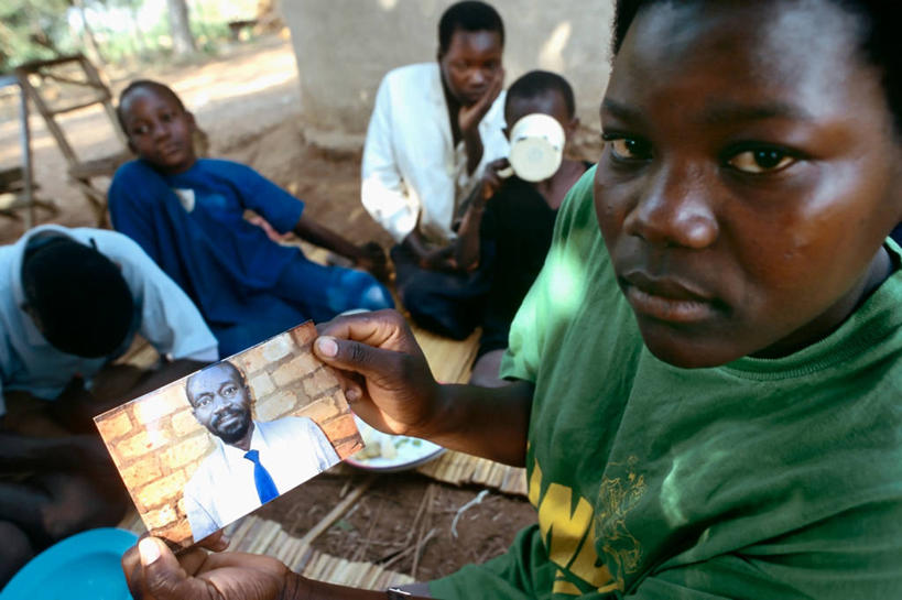 儿童,横图,照片,微生物,非洲,乌干达,医学,黑色,生物,摄影,死亡,医疗,病毒,生物学,肖像,艾滋病,寄生,生命体,生物病毒,艾滋病病毒,悲痛,瘟疫,寡妇,男孩,女人,彩图,反转录病毒,逆转录病毒,社会问题