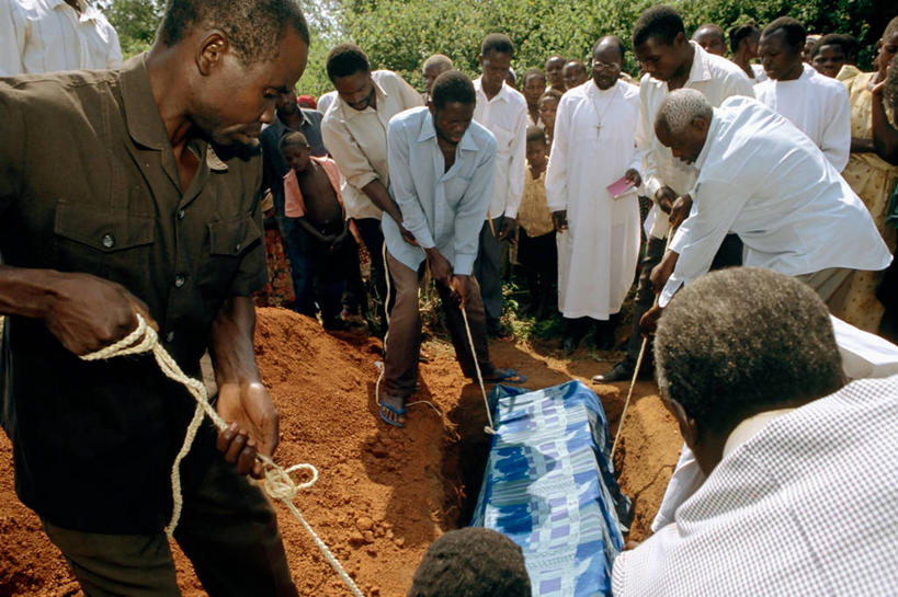 横图,室外,白天,微生物,非洲,乌干达,医学,许多人,黑色,一群人,生物,摄影,死亡,医疗,病毒,生物学,艾滋病,棺材,寄生,生命体,生物病毒,艾滋病病毒,瘟疫,葬礼,彩图,反转录病毒,逆转录病毒,社会问题