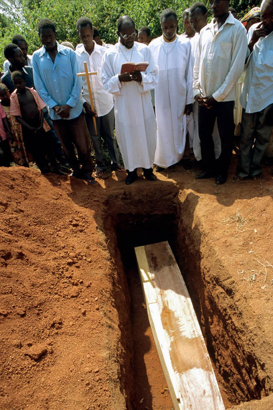 竖图,室外,白天,微生物,非洲,乌干达,医学,许多人,黑色,一群人,生物,摄影,死亡,医疗,病毒,生物学,艾滋病,棺材,寄生,生命体,生物病毒,艾滋病病毒,瘟疫,葬礼,彩图,反转录病毒,逆转录病毒,社会问题