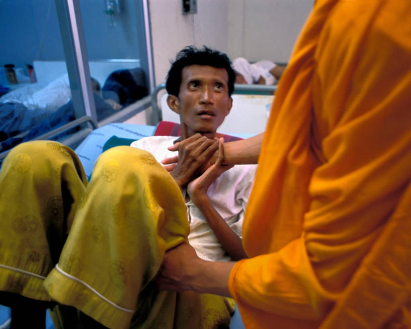 成年人,中年人,两个人,病人,横图,室内,微生物,泰国,医学,生物,摄影,佛教,医疗,病毒,生物学,关爱,艾滋病,寄生,生命体,生物病毒,艾滋病病毒,疗养院,瘟疫,男人,中年男性,僧侣,手牵手,彩图,反转录病毒,逆转录病毒,家庭护理