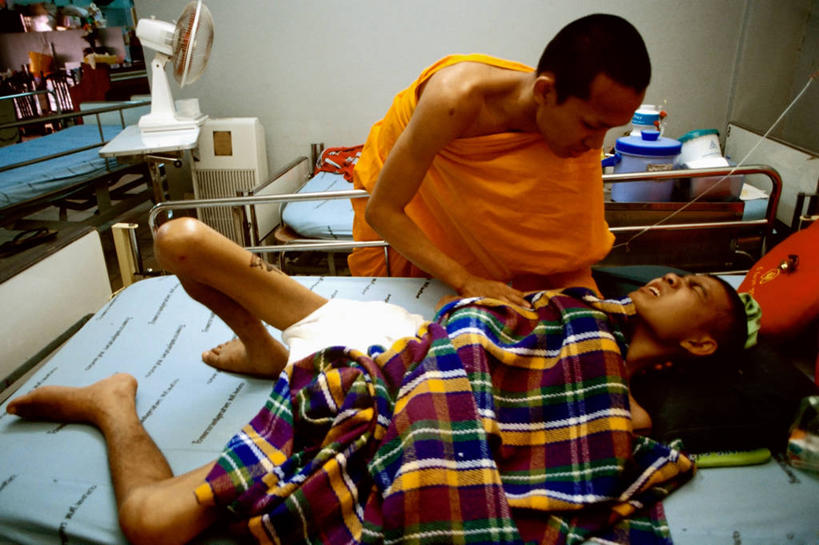 成年人,中年人,两个人,病人,横图,室内,微生物,泰国,医学,生物,摄影,佛教,医疗,病毒,生物学,关爱,艾滋病,寄生,生命体,生物病毒,艾滋病病毒,疗养院,瘟疫,男人,中年男性,僧侣,彩图,反转录病毒,逆转录病毒,家庭护理