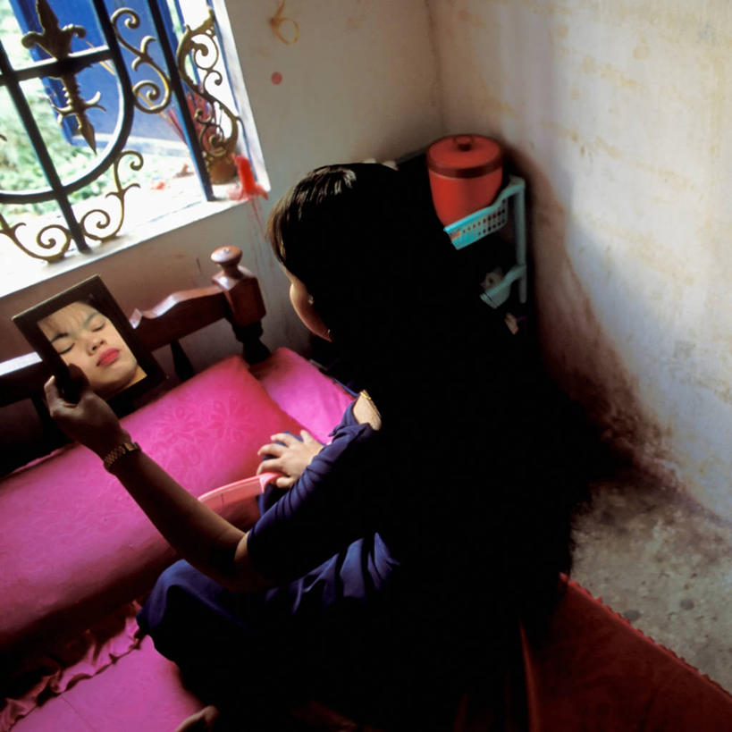 一个人,方图,俯视,室内,侧面,风险,卧室,柬埔寨,仅一个年轻女性,仅一个女性,仅一个人,摄影,艾滋病,瘟疫,妓女,年轻女性,女人,女性,年轻人,彩图,高角度拍摄