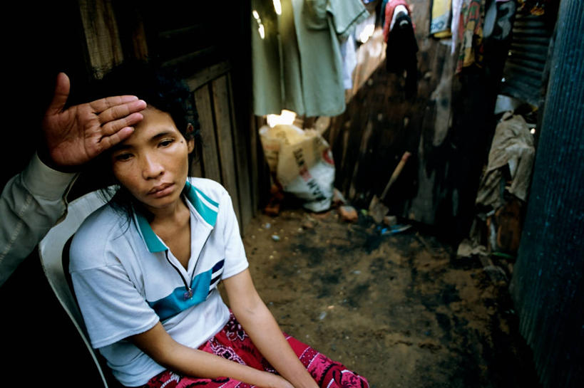 成年人,中年人,两个人,病人,横图,微生物,柬埔寨,医学,生病,生物,摄影,医疗,病毒,生物学,关爱,艾滋病,寄生,生命体,生物病毒,艾滋病病毒,瘟疫,男人,中年男性,彩图,反转录病毒,逆转录病毒