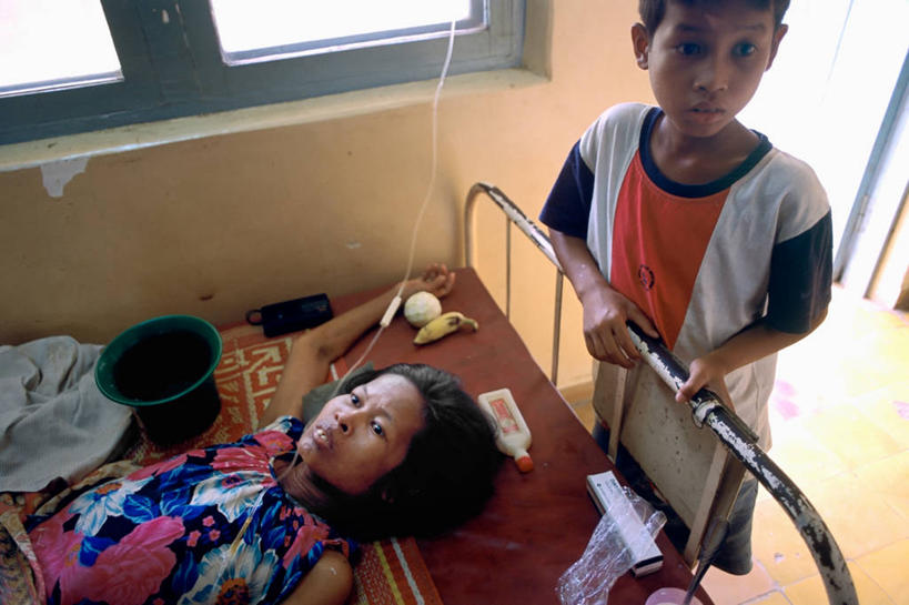 两个人,病人,横图,微生物,柬埔寨,医学,首都,生病,生物,摄影,医疗,病毒,生物学,艾滋病,寄生,生命体,生物病毒,艾滋病病毒,瘟疫,中年女性,彩图,反转录病毒,逆转录病毒,金边