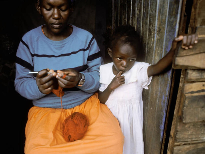 儿童,两个人,家庭,母亲,女儿,横图,纯洁,肯尼亚,编织,黑色,温暖,温馨,一家人,可爱,童年,童趣,摄影,和睦,童真,烂漫,无邪,天真,女孩,中年女性,彩图,融洽