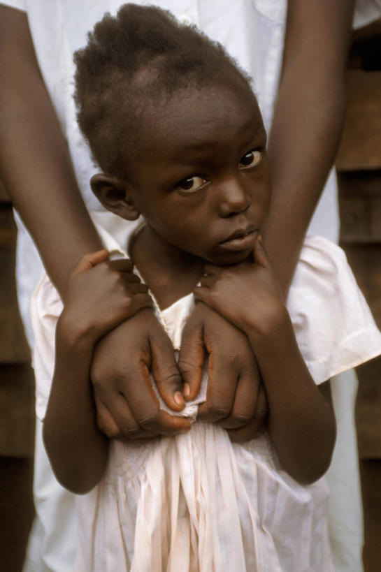 儿童,两个人,竖图,纯洁,肯尼亚,黑色,可爱,童年,童趣,摄影,贫穷,肖像,童真,烂漫,无邪,天真,女孩,彩图