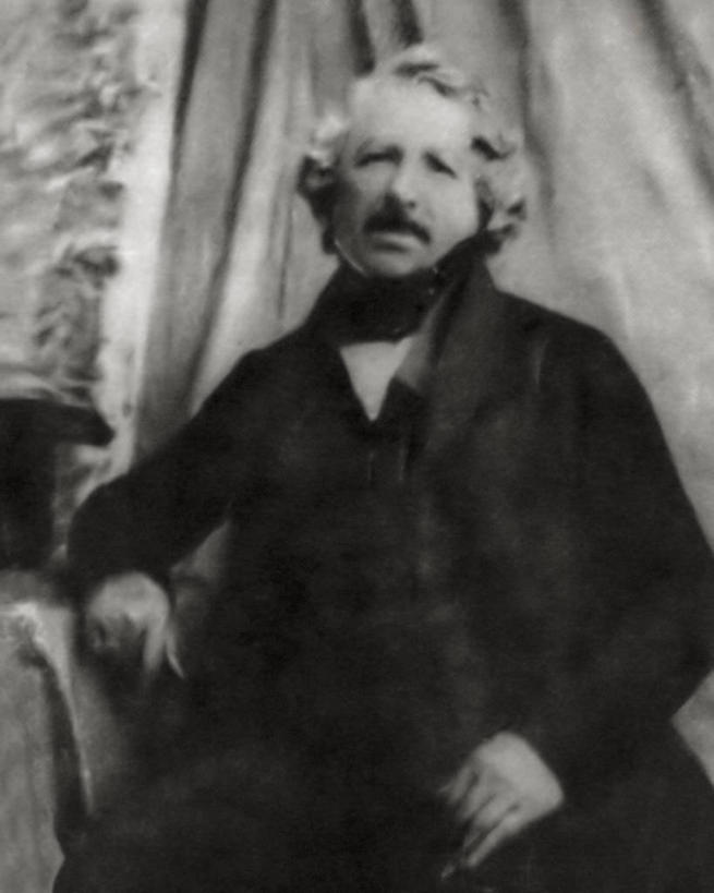 西方人,成年人,中年人,一个人,竖图,黑白,室内,欧洲,欧洲人,仅一个男性,仅一个人,仅一个中年男性,摄影,肖像,发明,法国文化,发明家,男人,男性,中年男性,白种人,影棚拍摄