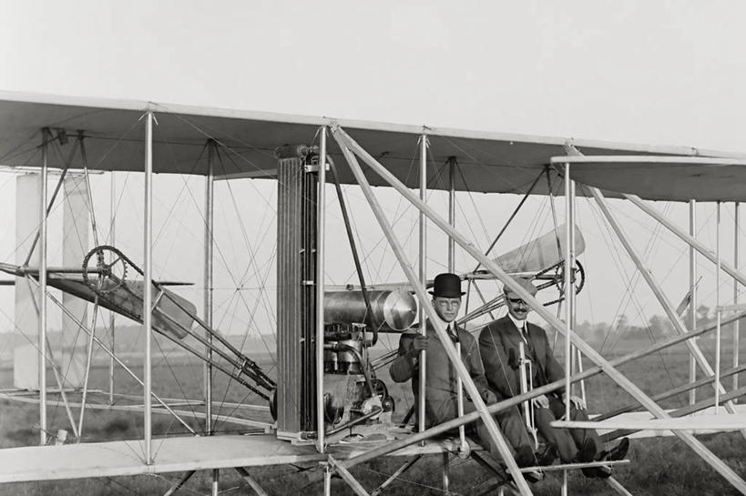 西方人,成年人,中年人,两个人,横图,黑白,室外,白天,欧洲,美国,欧洲人,沙子,滑翔机,滑翔,运输,摄影,飞行器,北美,北美洲,美洲,发明,北卡罗来纳州,北亚美利加洲,亚美利加洲,北卡罗来纳,焦油脚根之州,黑油鞋根之州,老北州,发明家,开端,男人,中年男性,白种人,美利坚合众国