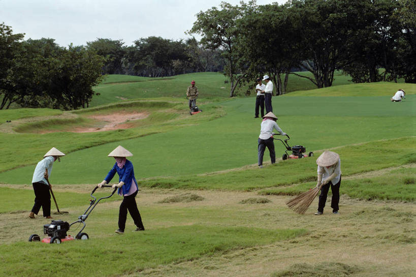 成年人,中年人,横图,室外,白天,运动,越南,高尔夫球场,工人,绿色,摄影,胡志明市,男人,中年男性,中年女性,员工,休闲活动,彩图,匠人,劳动者,体力工,割