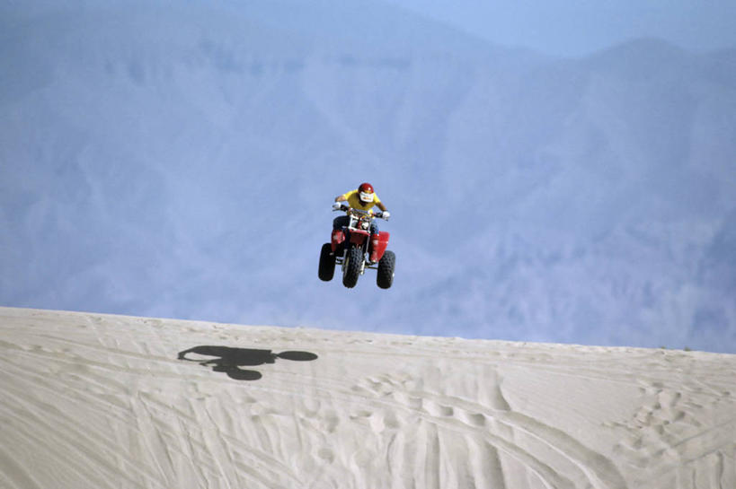 一个人,公园,跳,横图,室外,白天,沙漠,美国,沙子,沙丘,运输,摄影,环境,北美,北美洲,加利福尼亚,美洲,加州,加利福尼亚州,安萨玻里哥沙漠公园,金州,黄金州,北亚美利加洲,亚美利加洲,圣迭戈县,冒险,大漠,砂漠,休闲活动,彩图,美利坚合众国