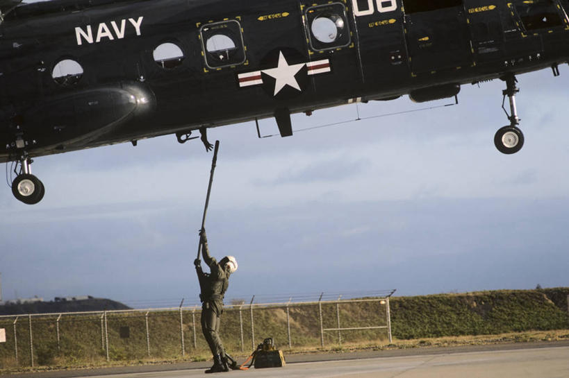 一个人,横图,室外,白天,日落,军事,运输,摄影,直升机,海军,CH-47支奴干直升机,圣迭戈县,彩图,美国海军