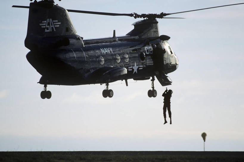 一个人,横图,室外,白天,日落,吊挂,悬挂,军事,挂,运输,摄影,直升机,海军,CH-47支奴干直升机,圣迭戈县,彩图,美国海军