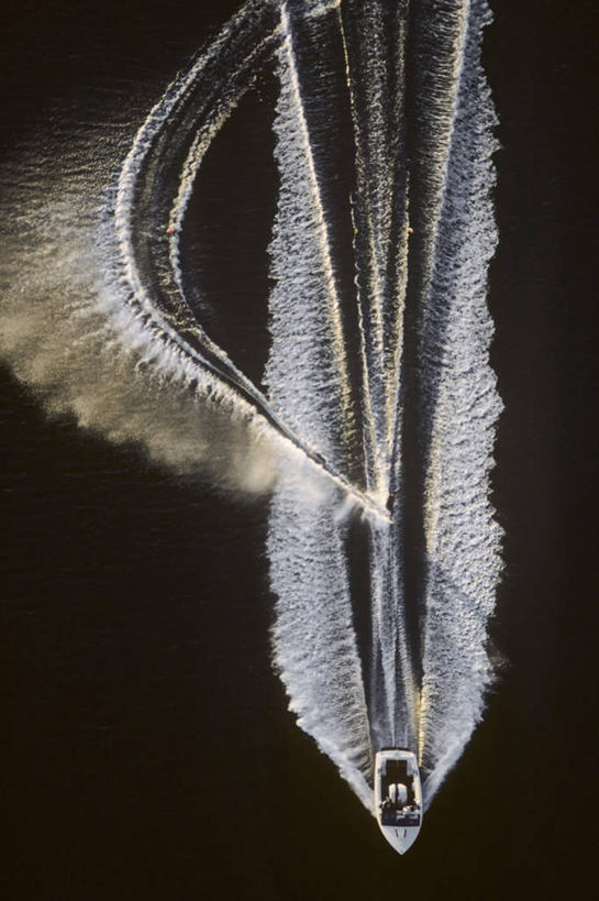 无人,竖图,俯视,航拍,室外,白天,海洋,船,船尾波,运输,摄影,鸟瞰,圣地牙哥市,滑水运动,休闲活动,彩图,高角度拍摄