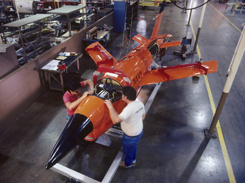 西方人,成年人,中年人,两个人,横图,室内,技术,欧洲,欧洲人,军事,工作,摄影,海军,无人机,圣地牙哥市,男人,中年男性,白种人,彩图,美国海军