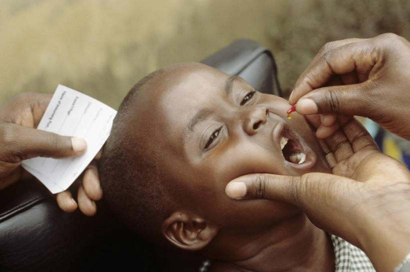 两个人,横图,室外,白天,安全,肯尼亚,药剂,防护,黑色,药品,治疗,摄影,保护,药物,医疗,保险,预防,注射剂,平安,注射液,彩图,免疫学,脊髓灰质炎,幼儿