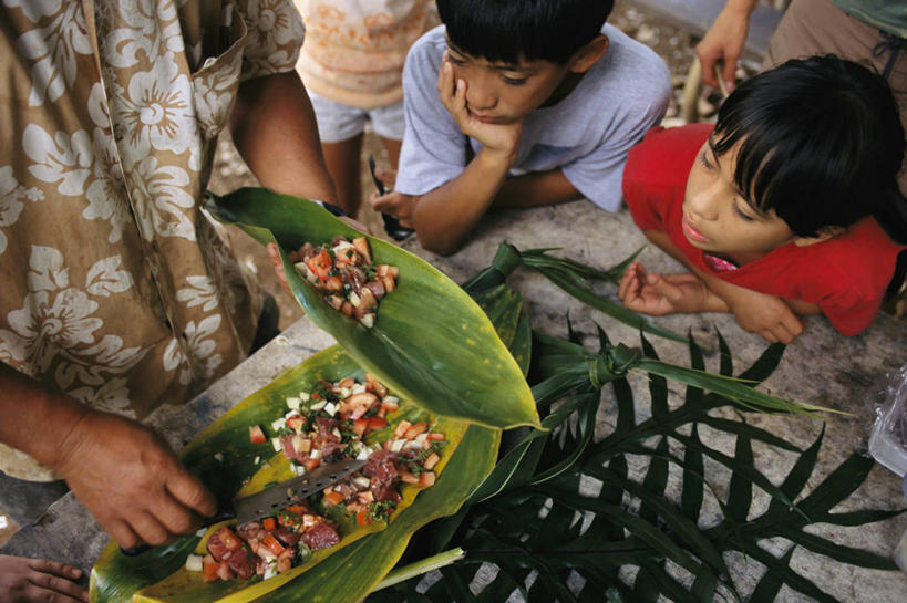 儿童,三个人,横图,室内,纯洁,叶子,食品,教育,饮食,素食,可爱,童年,童趣,摄影,蕨类,童真,烂漫,无邪,夏威夷群岛,夏令营,面包果,天真,男孩,彩图,传统文化