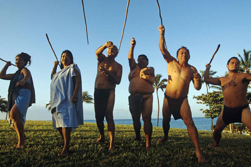 中年人,老年人,横图,室外,白天,骄傲,美国,摄影,宗教,抗议,娱乐活动,逆光,矛,夏威夷群岛,男人,女人,扔,彩图,传统服装,毛伊岛,传统文化