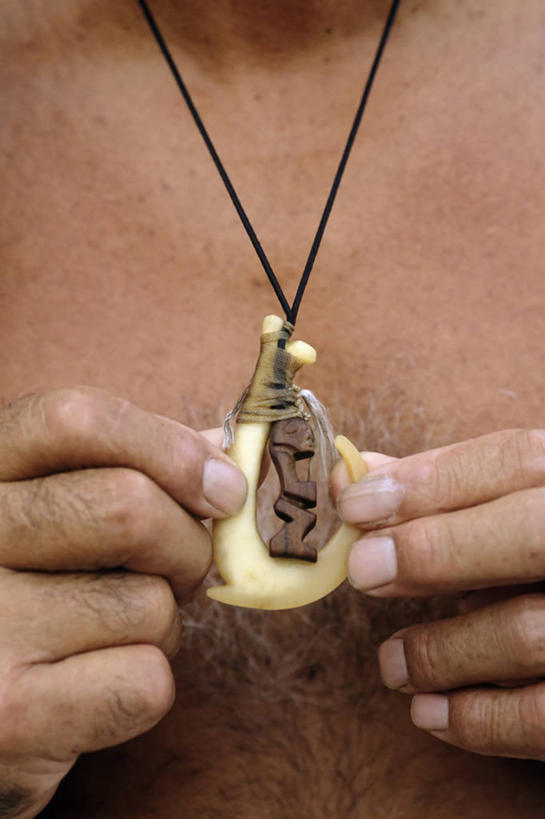 成年人,中年人,手,一个人,竖图,室外,特写,白天,正面,项链,美国,澳大利亚,仅一个男性,仅一个人,仅一个中年男性,木制,拿着,历史,摄影,部分,热带气候,大洋洲,澳洲,墨尔本,南方大陆,首府,夏威夷群岛,比格岛,澳大利亚联邦,维多利亚,维多利亚州,新金山,男人,男性,中年男性,彩图,库克船长的小屋