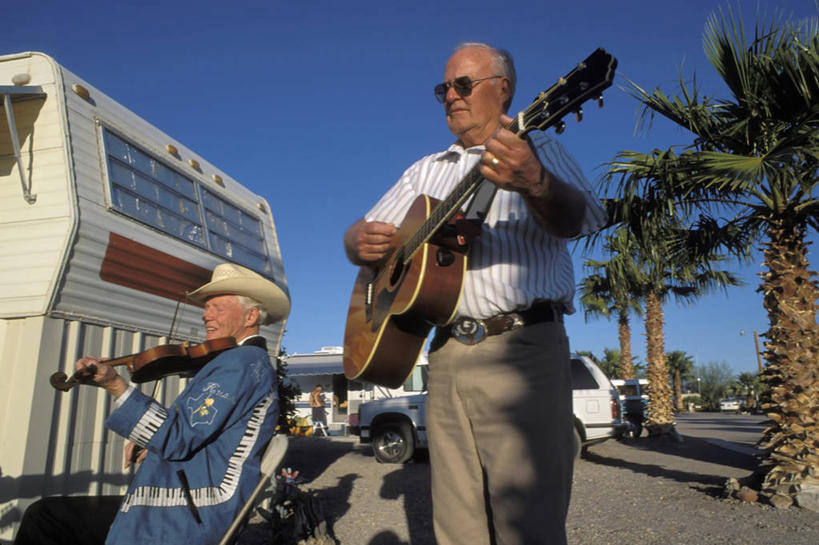 西方人,成年人,老年人,两个人,音乐家,横图,室外,白天,欧洲,美国,欧洲人,表演,吉他,小提琴,摄影,退休,亚利桑那,吉他手,老年男性,男人,男性,白种人,休闲活动,乐师,演奏家,音乐工作者,彩图,收容所,社会问题